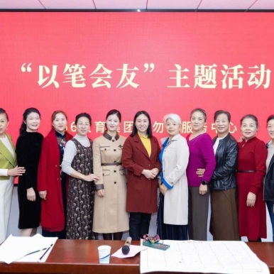 在笔墨与咖啡香里，找到晚年生活的诗意。