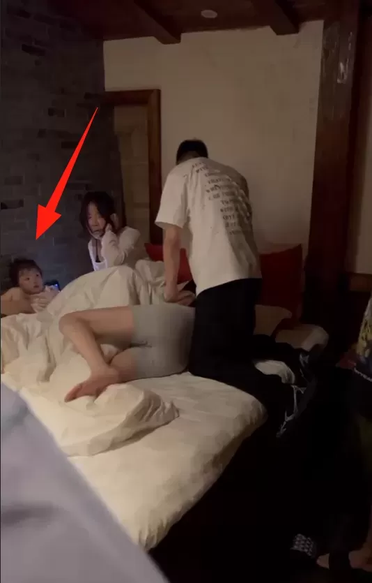 带着孩子出去和别的男的开房被抓奸，现场吓哭孩子。