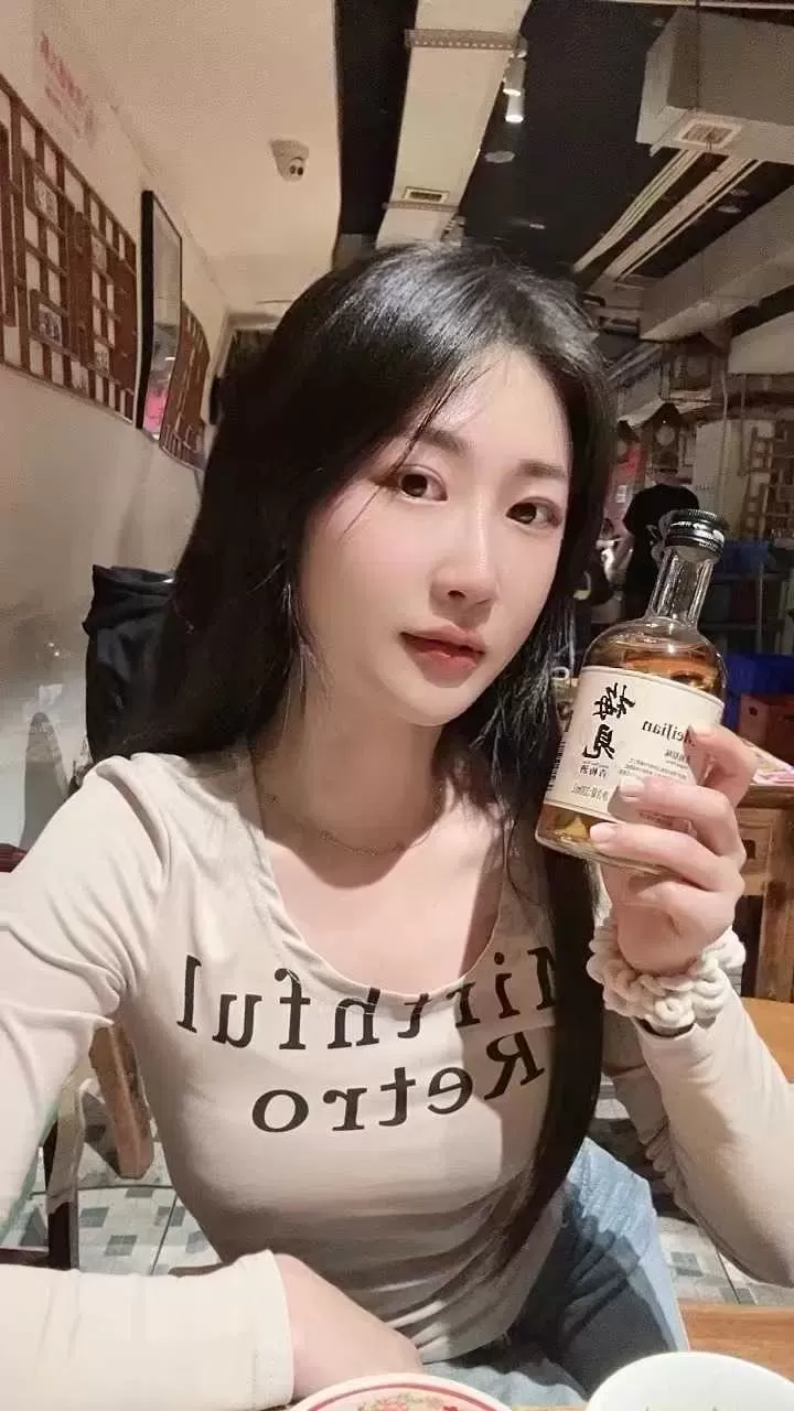 带着孩子出去和别的男的开房被抓奸，现场吓哭孩子。