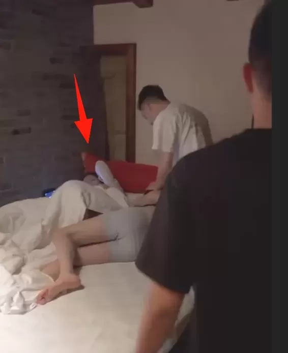 带着孩子出去和别的男的开房被抓奸，现场吓哭孩子。